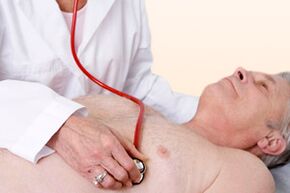 O doutor examina a un paciente con presión arterial alta